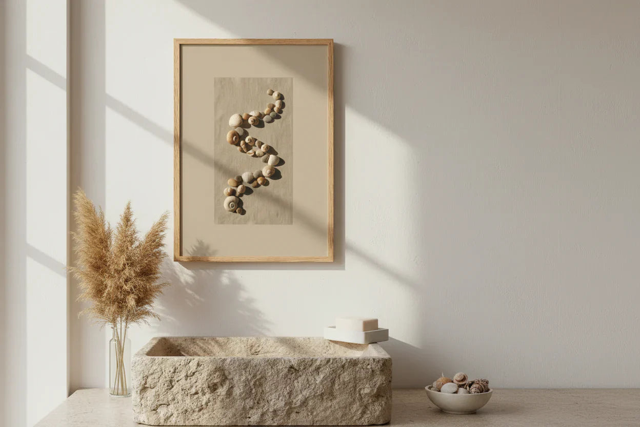 Nature & Mer: cadre spirale de galets sur sable, vase de pampas, lavabo en pierre et coquillages.