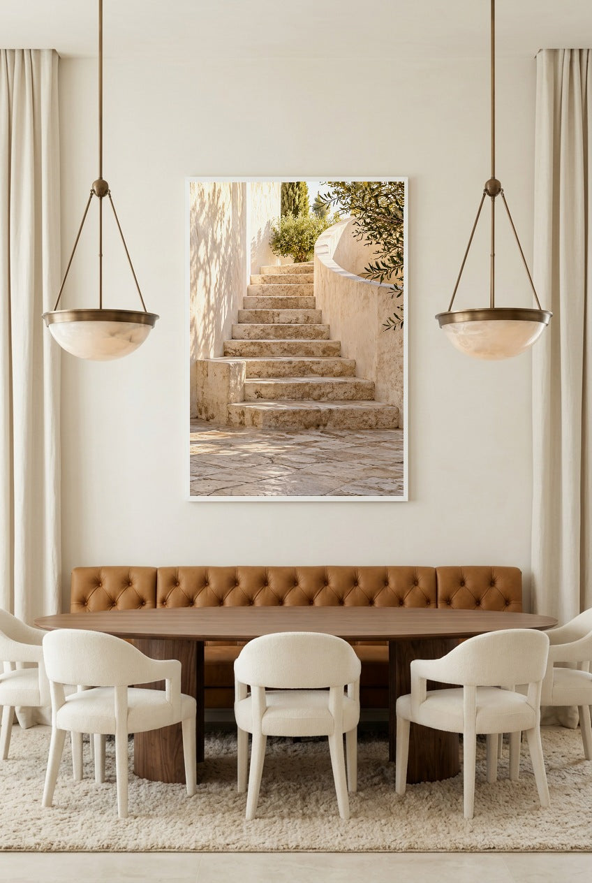 L'Escalier du Patio — affiche en cadre blanc dans une salle à manger