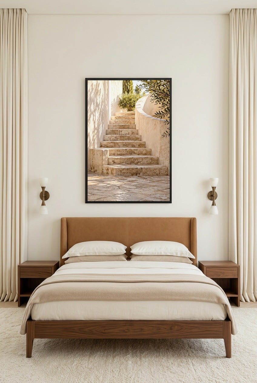 L'Escalier du Patio — affiche en cadre noir au-dessus d’un lit