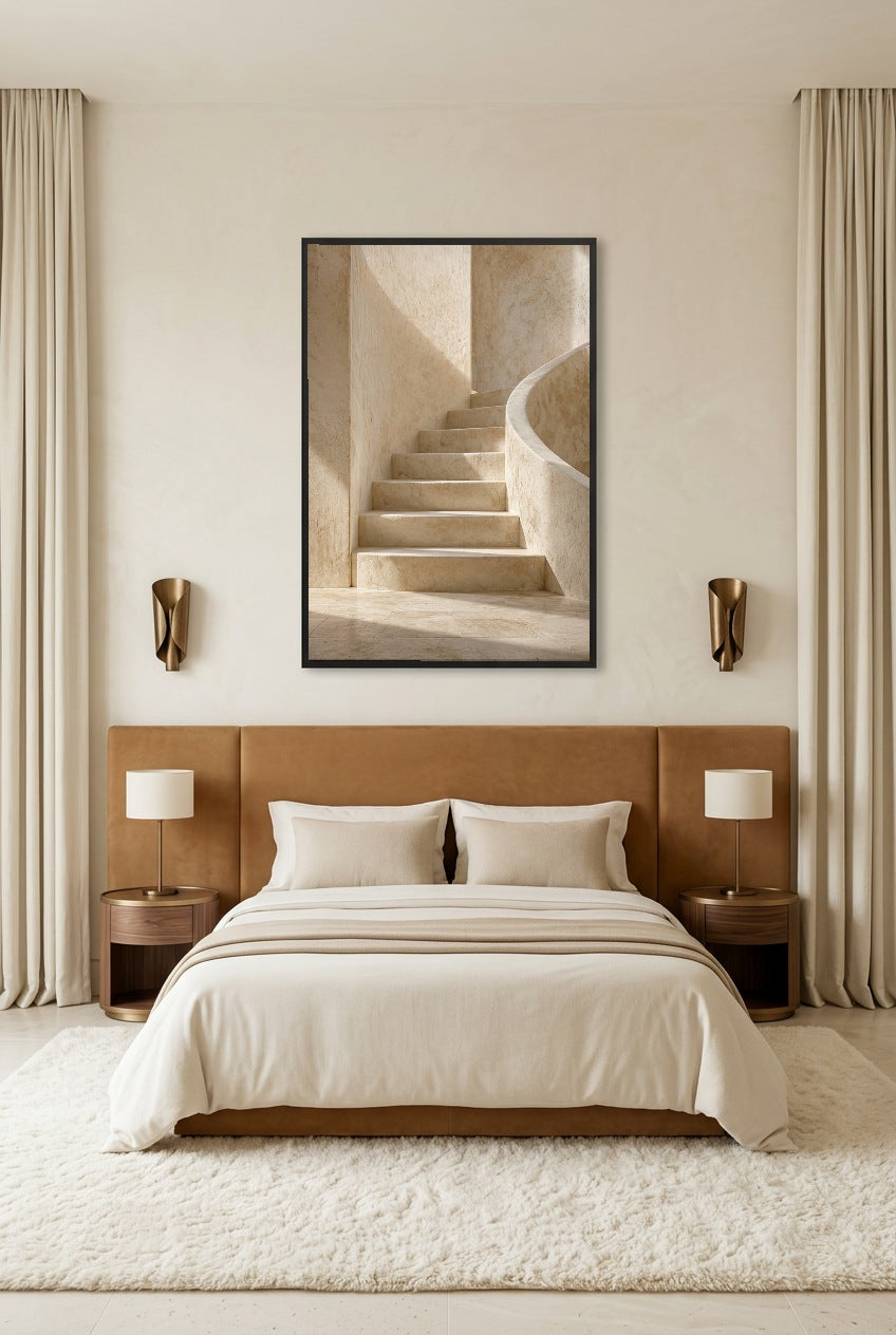 L'Escalier Arrondi — affiche en cadre noir dans une chambre