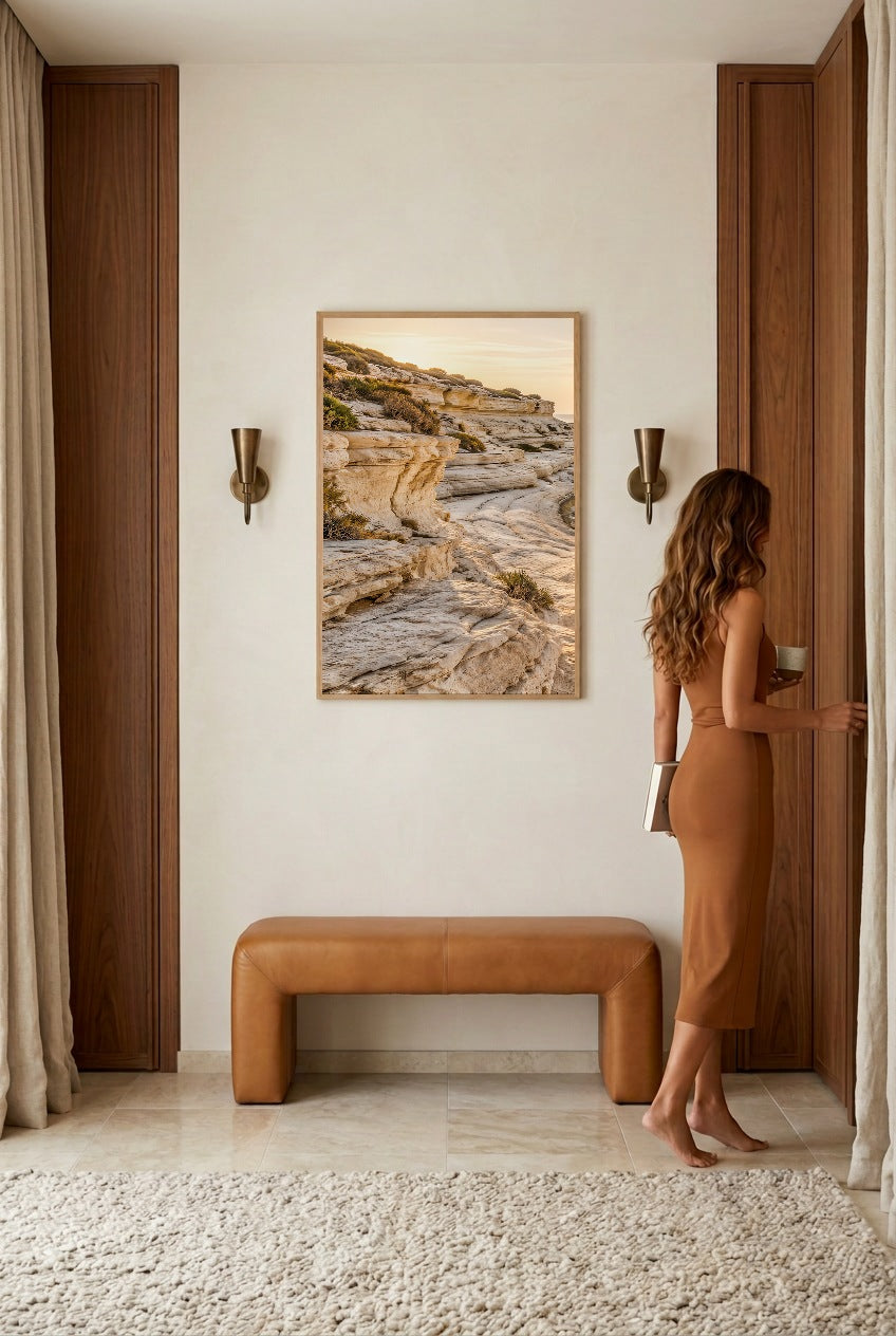 Le Rivage Calcaire — femme devant l'affiche en cadre chêne