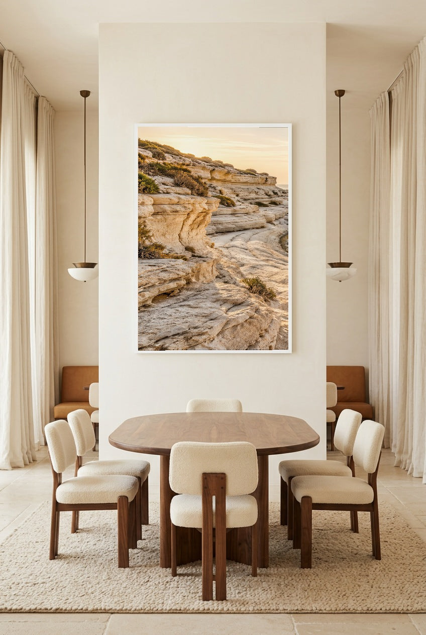 Le Rivage Calcaire — affiche en cadre blanc dans une salle à manger