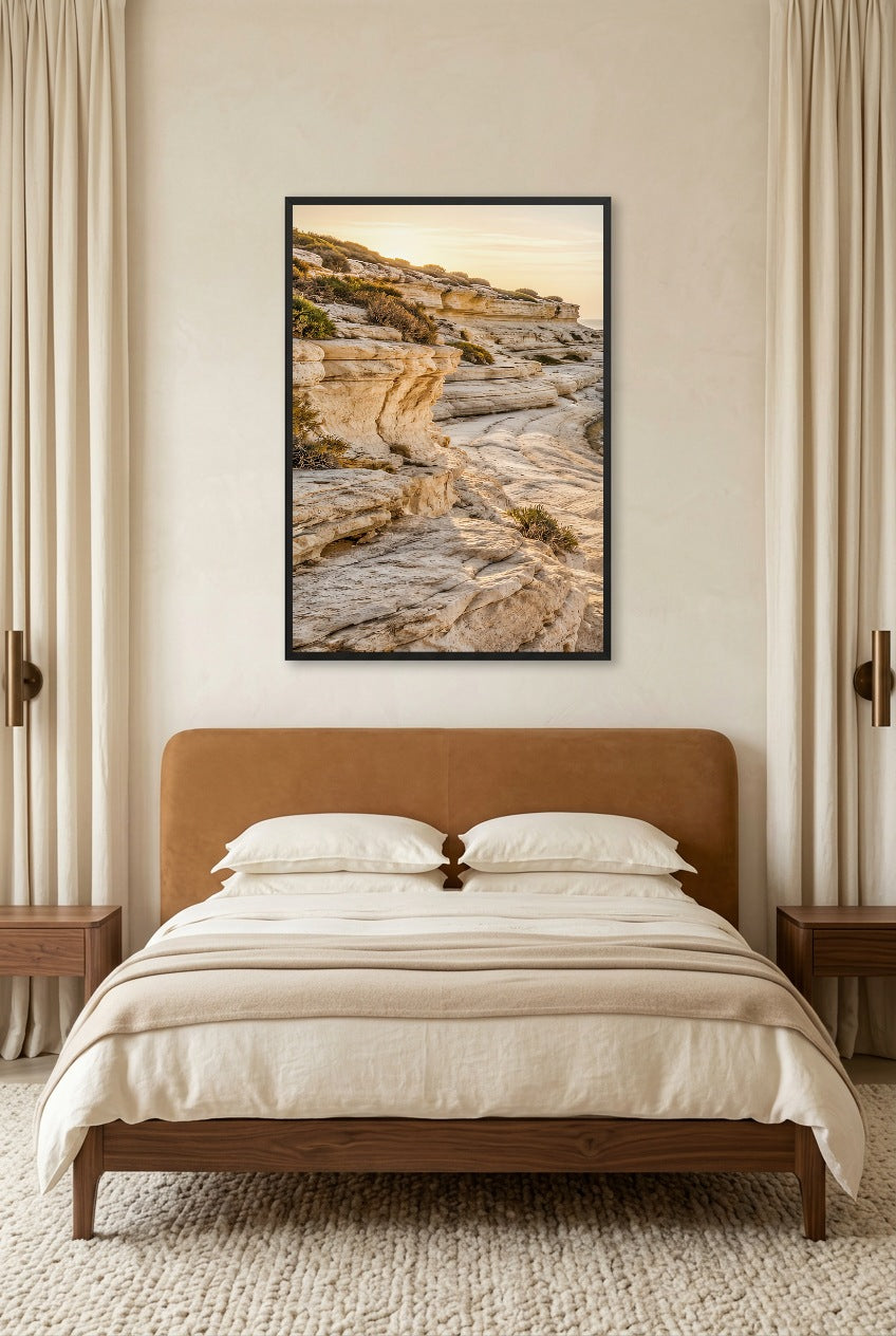 Le Rivage Calcaire — affiche en cadre noir dans une chambre lumineuse