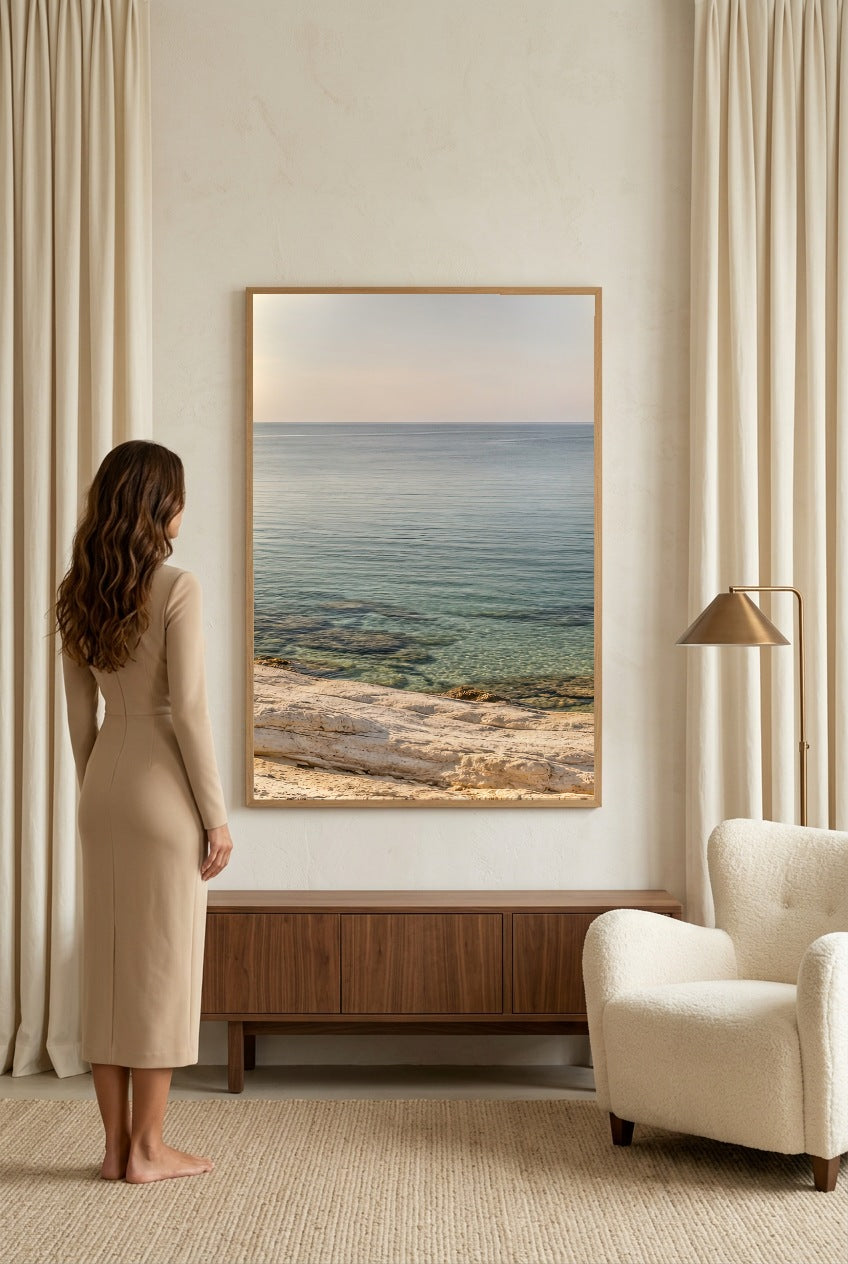 L'Eau Transparente — femme devant l'affiche en cadre chêne