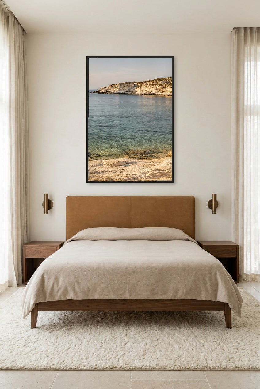 La Pointe Rocheuse — affiche en cadre noir dans une chambre lumineuse