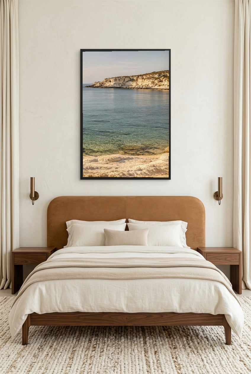 La Pointe Rocheuse — affiche en cadre noir au-dessus d’un lit, autre vue