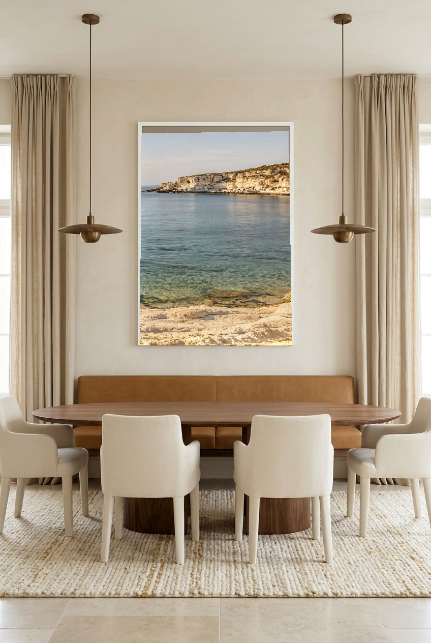 La Pointe Rocheuse — affiche en cadre blanc dans une salle à manger