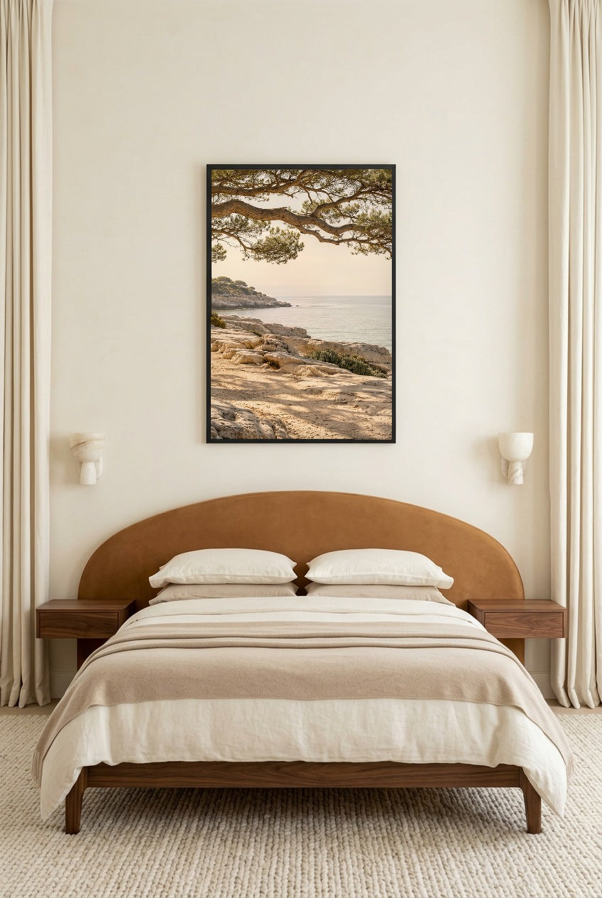 La Branche sur la Mer — affiche en cadre noir dans une chambre
