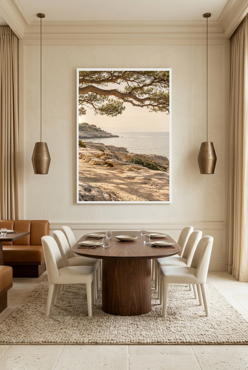 La Branche sur la Mer — affiche en cadre blanc dans une salle à manger