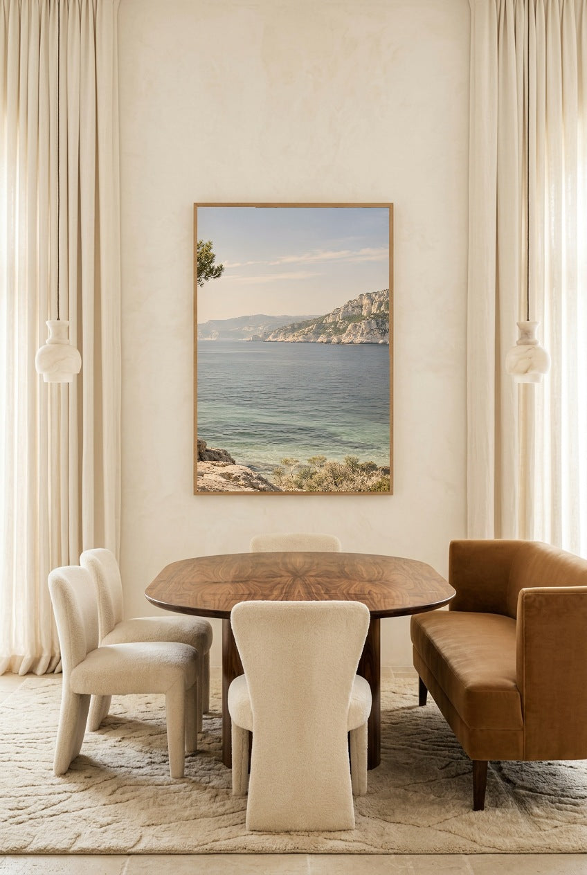 La Costa Lontana — poster con cornice in rovere in una sala da pranzo luminosa