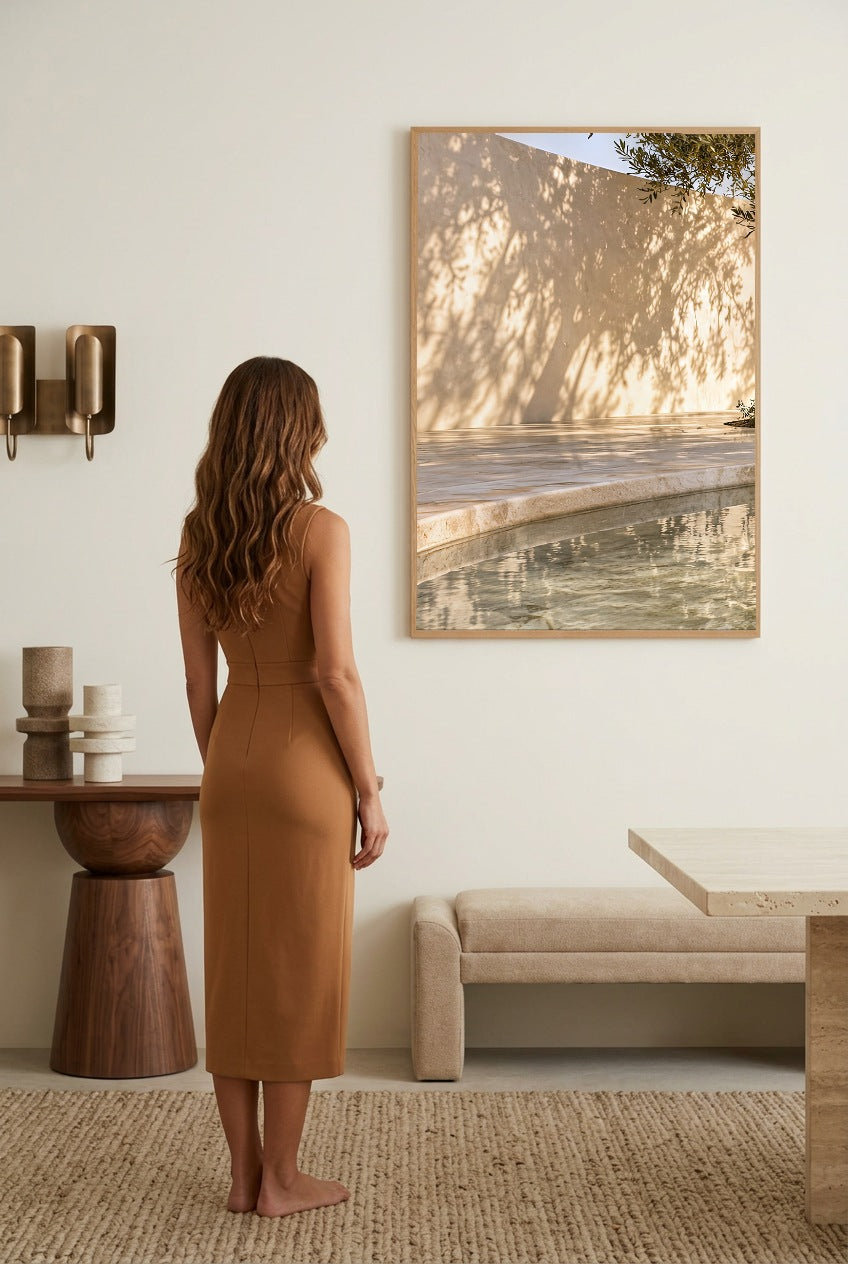 Le Mur Ombré — femme devant l'affiche en cadre chêne