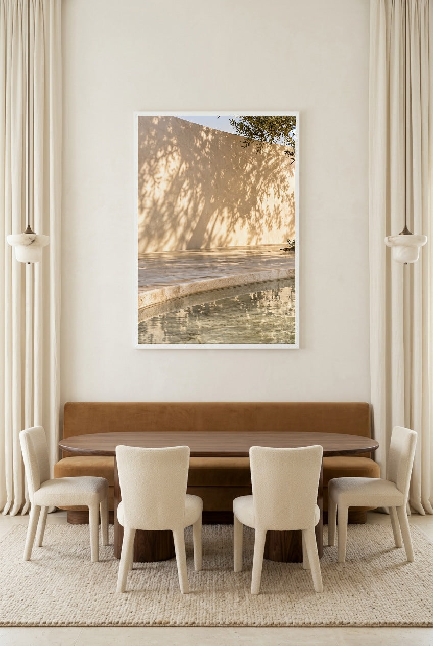 Le Mur Ombré — affiche en cadre blanc au-dessus d’une table à manger