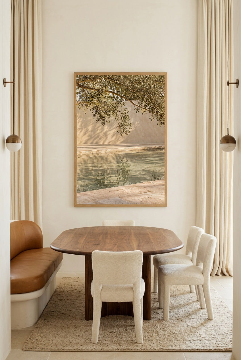 Le Reflet des Branches — affiche en cadre chêne au-dessus d’une table à manger