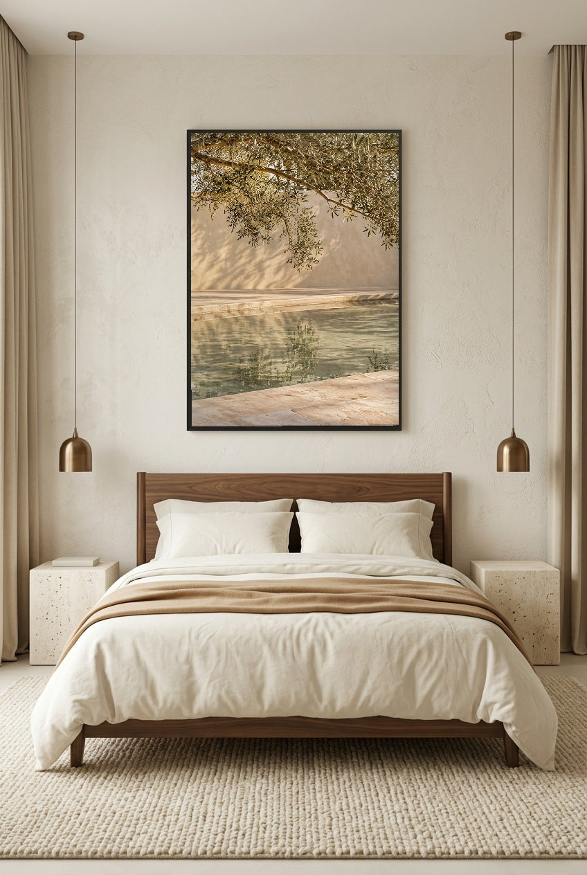Le Reflet des Branches — affiche en cadre noir dans une chambre
