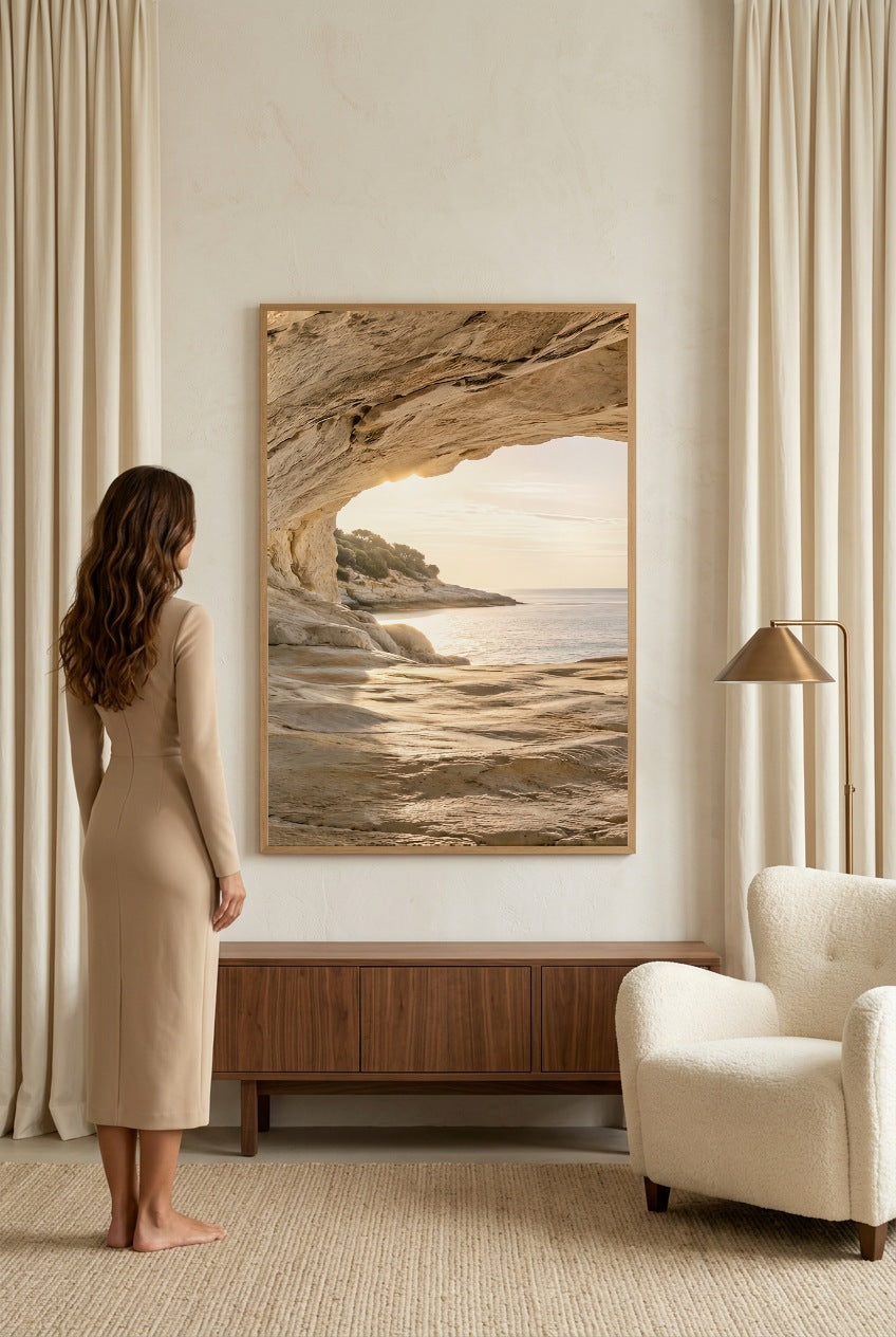 L'Entrée de la Grotte — femme qui admire l’affiche en cadre chêne