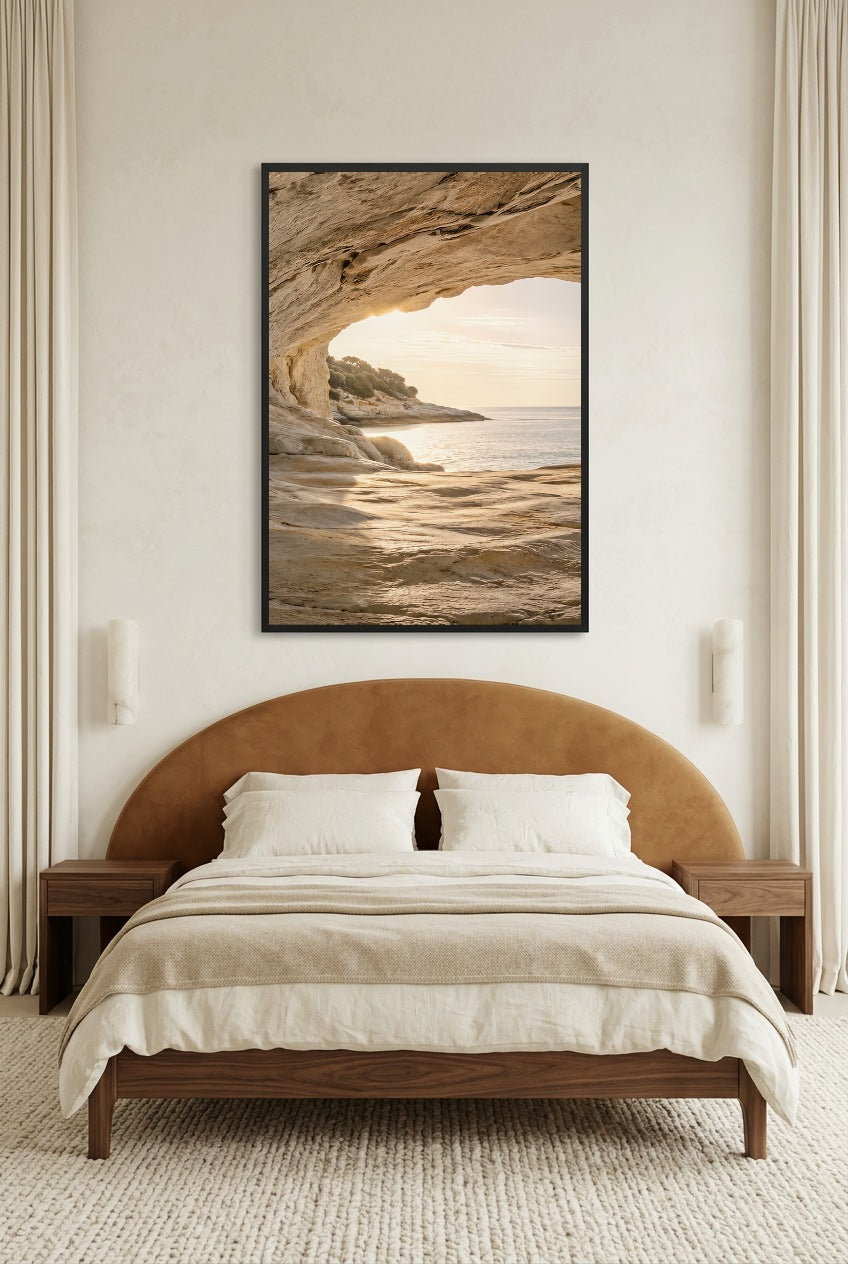 L'Entrée de la Grotte — affiche en cadre noir dans une chambre