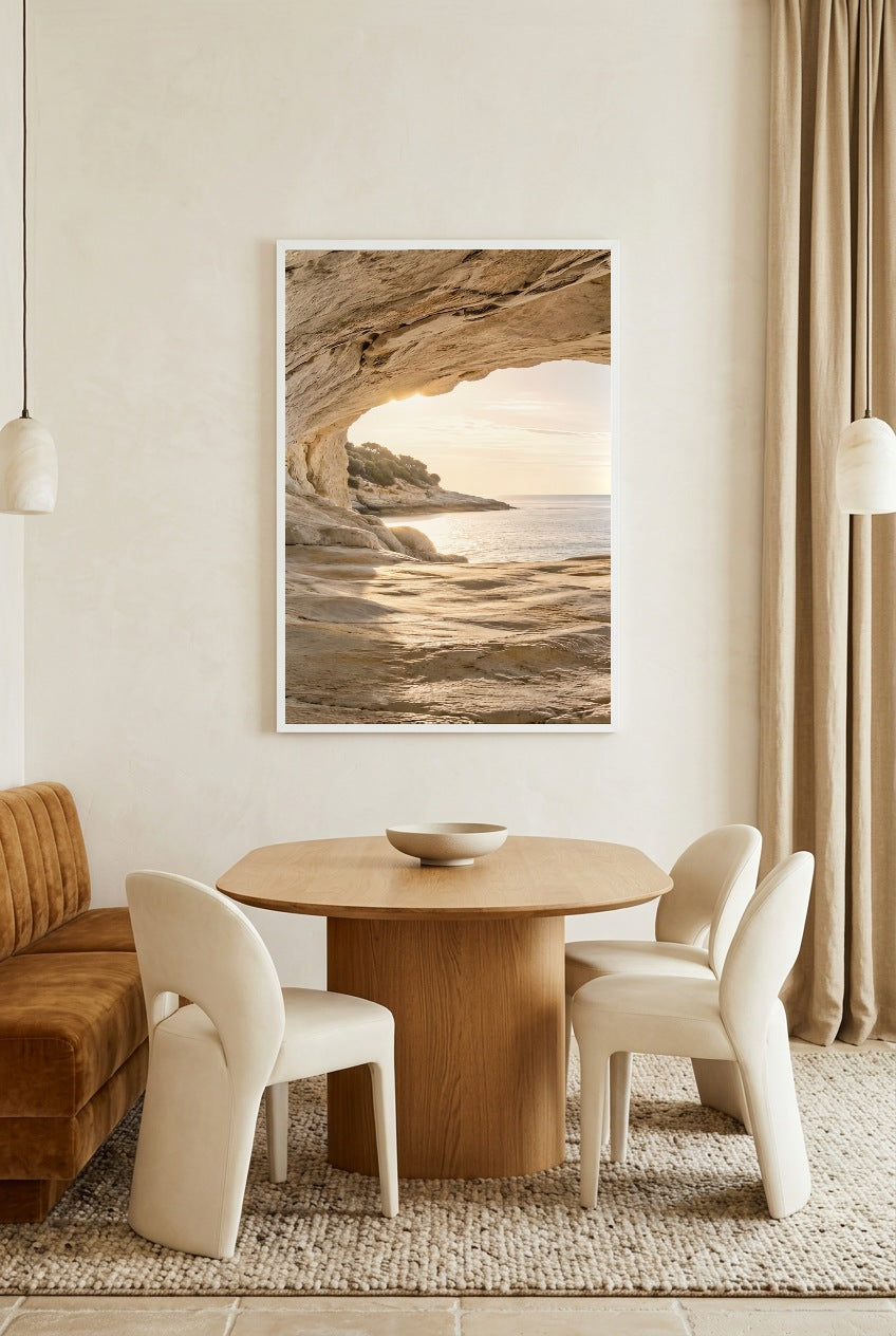 L'Entrée de la Grotte — affiche en cadre blanc au-dessus d’une table à manger