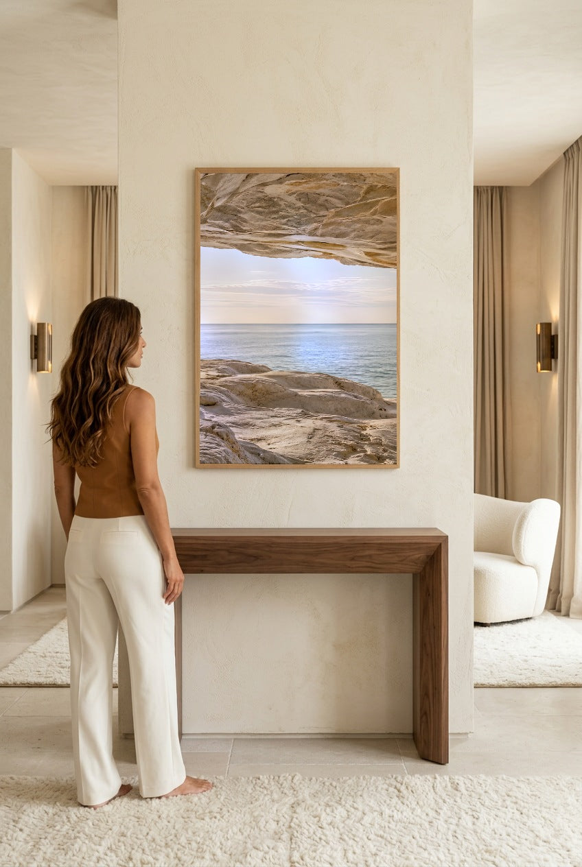 La Voûte de Roche — femme devant l'affiche en cadre chêne