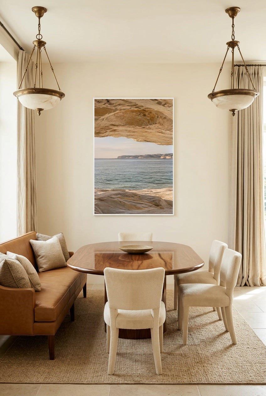 De Horizon onder de Rots — poster in witte lijst in een lichte eetkamer