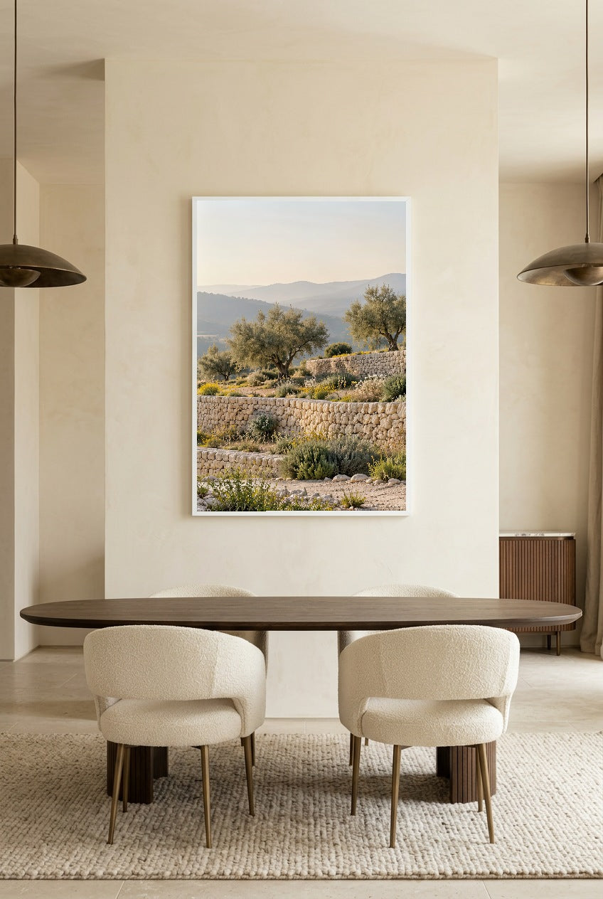 La Vallée Bleue — affiche en cadre blanc au-dessus d’une table à manger, autre vue