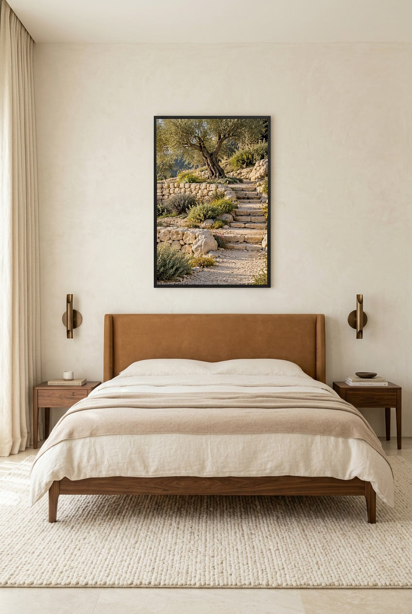 L'Escalier des Restanques — affiche en cadre noir dans une chambre