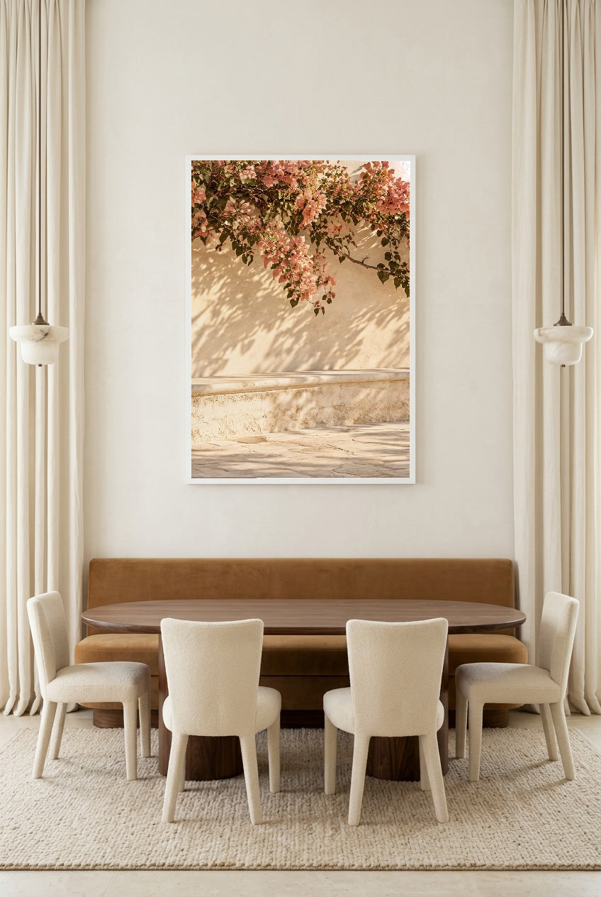 La Cascade Rose — affiche en cadre blanc dans une salle à manger