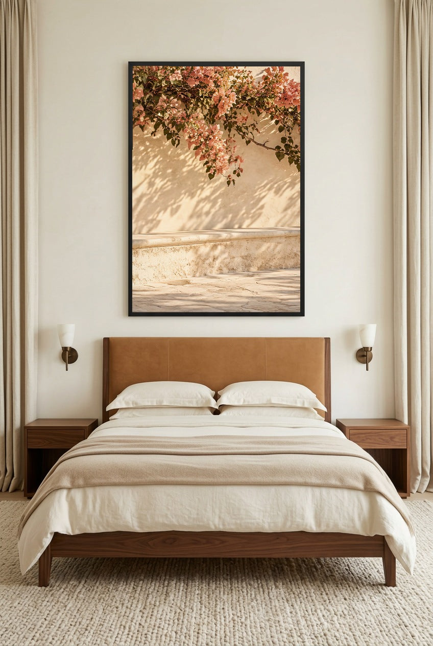 La Cascade Rose — affiche en cadre noir dans une chambre lumineuse