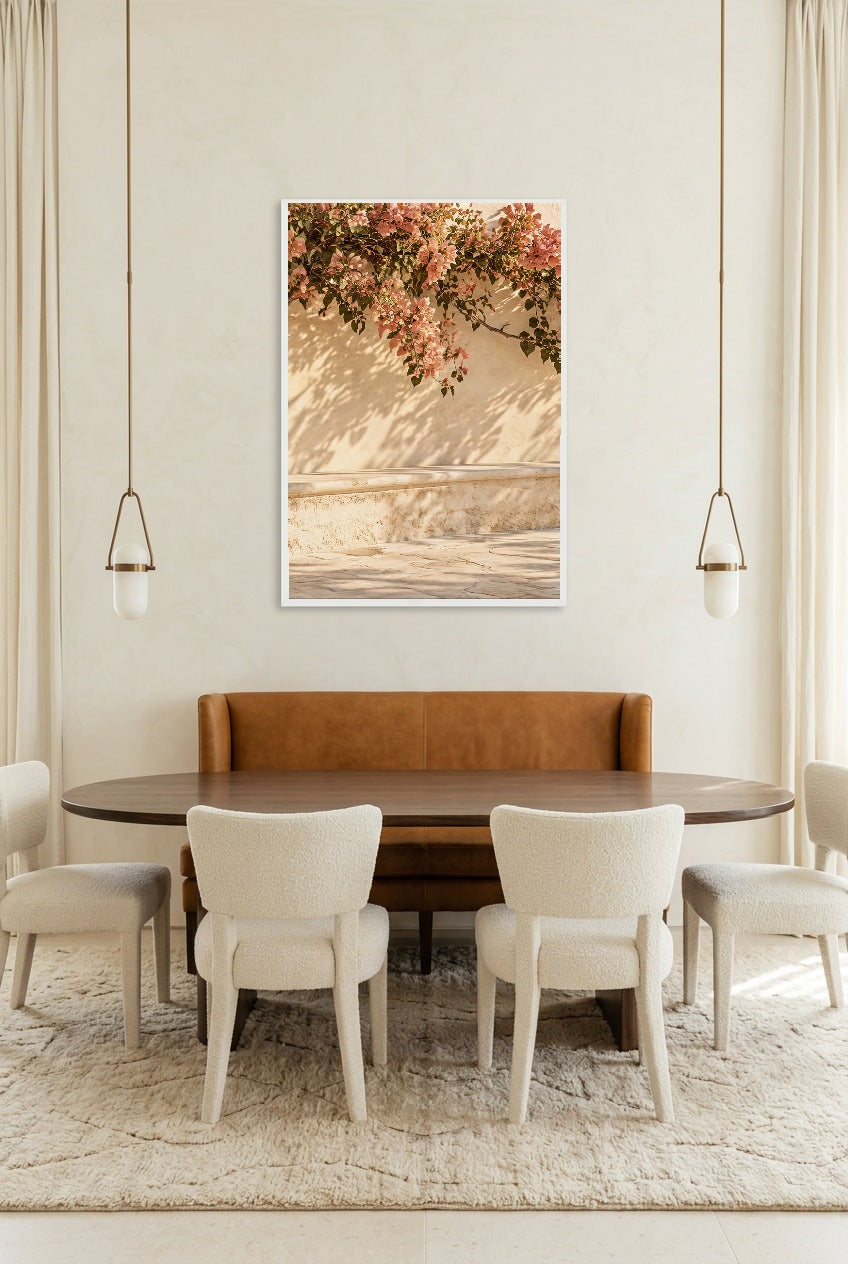 La Cascade Rose — affiche en cadre blanc dans une salle à manger lumineuse