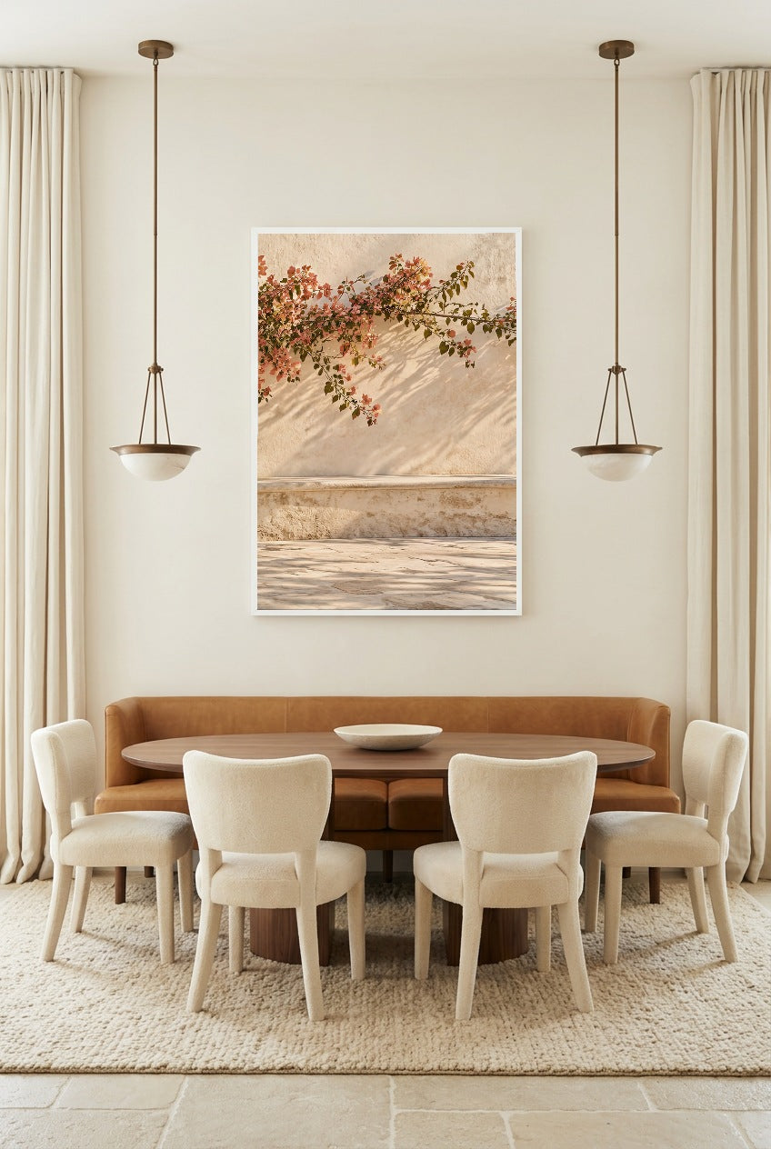 La Branche Fleurie — affiche en cadre blanc au-dessus d’une table à manger, autre vue