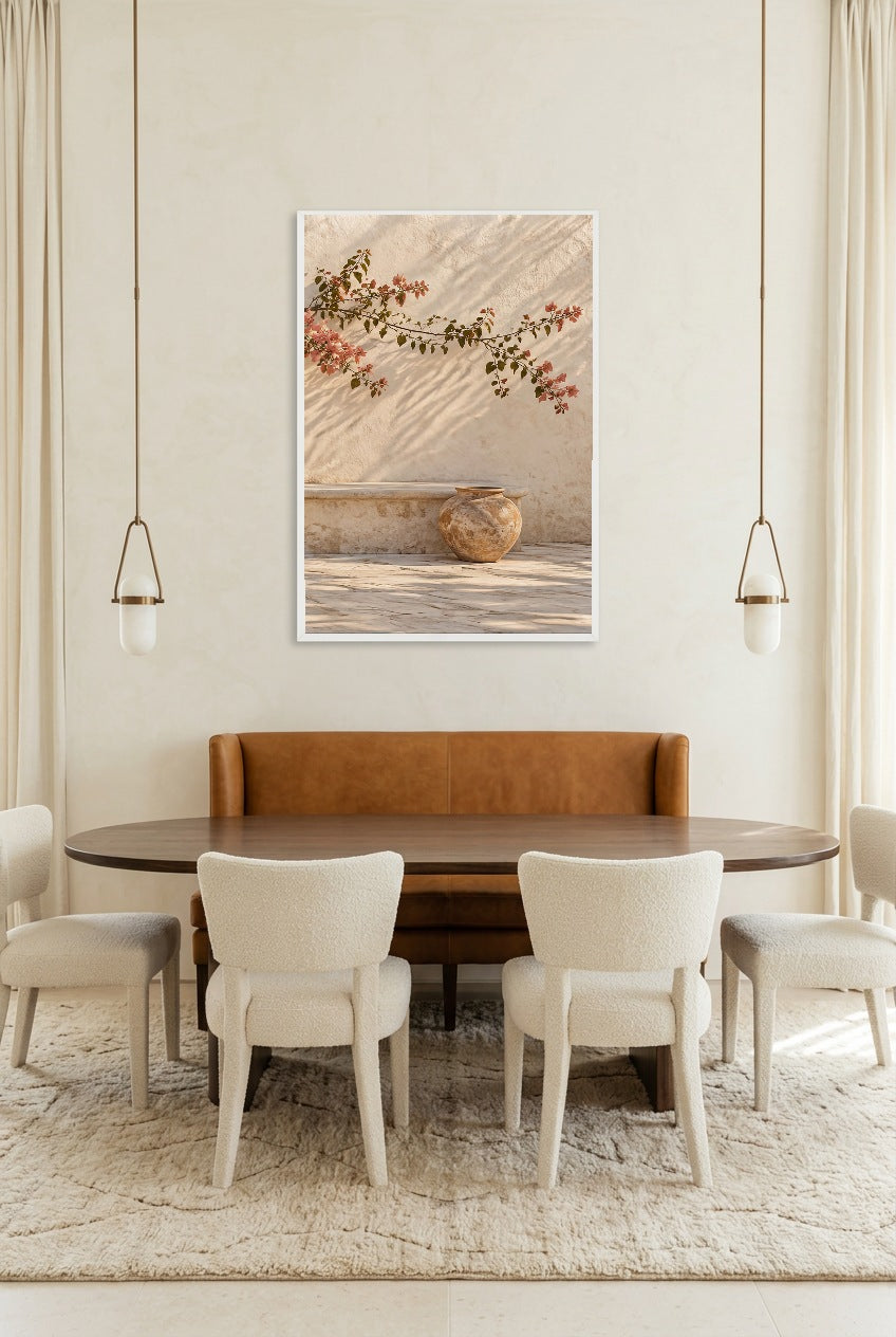 La Jarre du Banc — affiche en cadre blanc au-dessus d’une table à manger