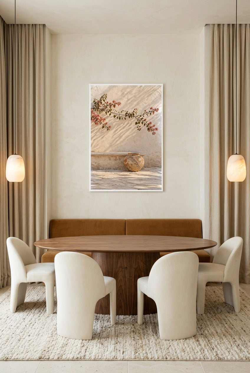 La Jarre du Banc — affiche en cadre blanc au-dessus d’une table à manger, autre vue