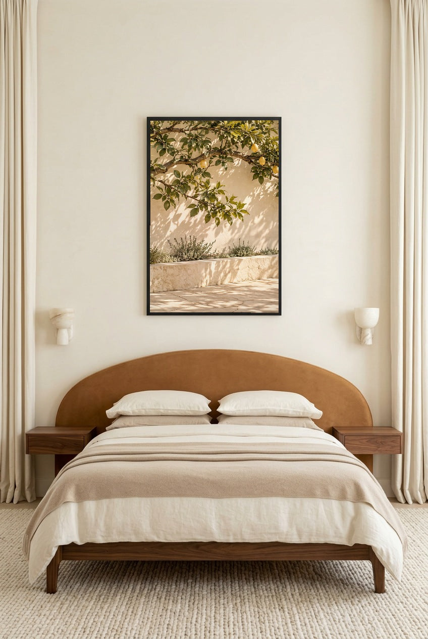 Les Citrons Suspendus — affiche en cadre noir dans une chambre