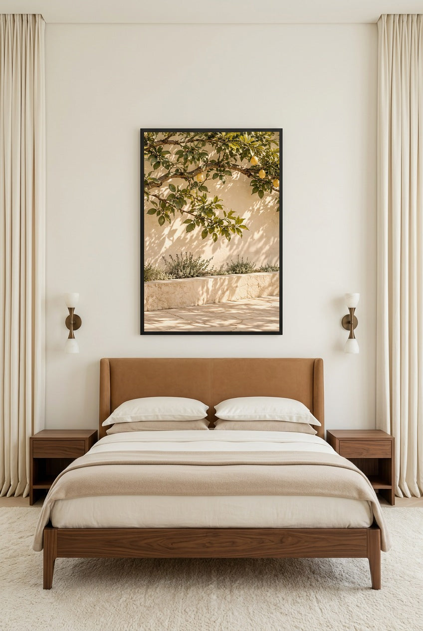 Les Citrons Suspendus — affiche en cadre noir dans une chambre lumineuse, autre vue