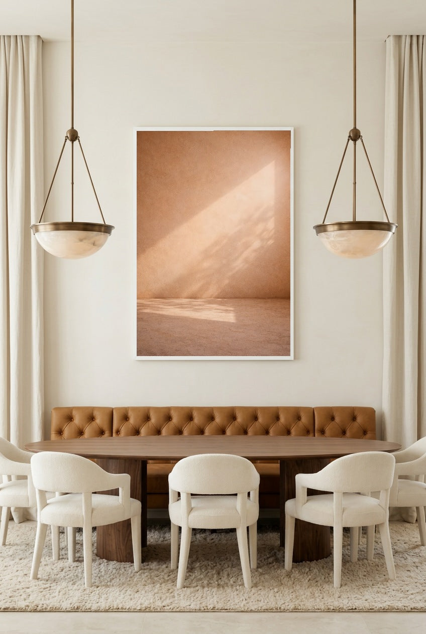 Lumière Solaire — affiche en cadre blanc au-dessus d’une table à manger