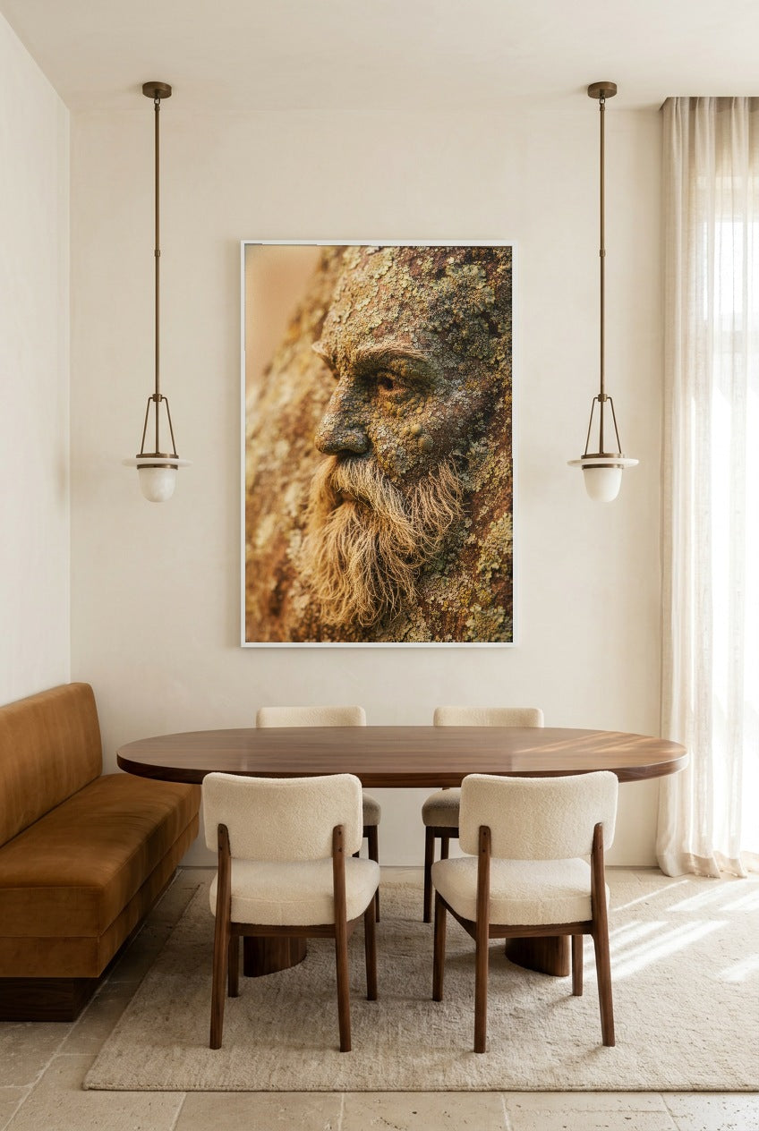 Le Sage de l’Écorce — poster com moldura branca numa sala de jantar