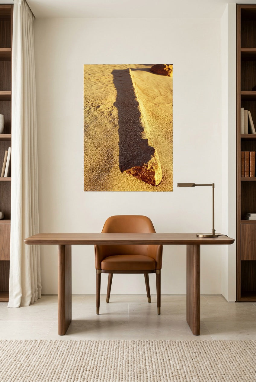La Sombra de Piedra — póster sin marco sobre un escritorio