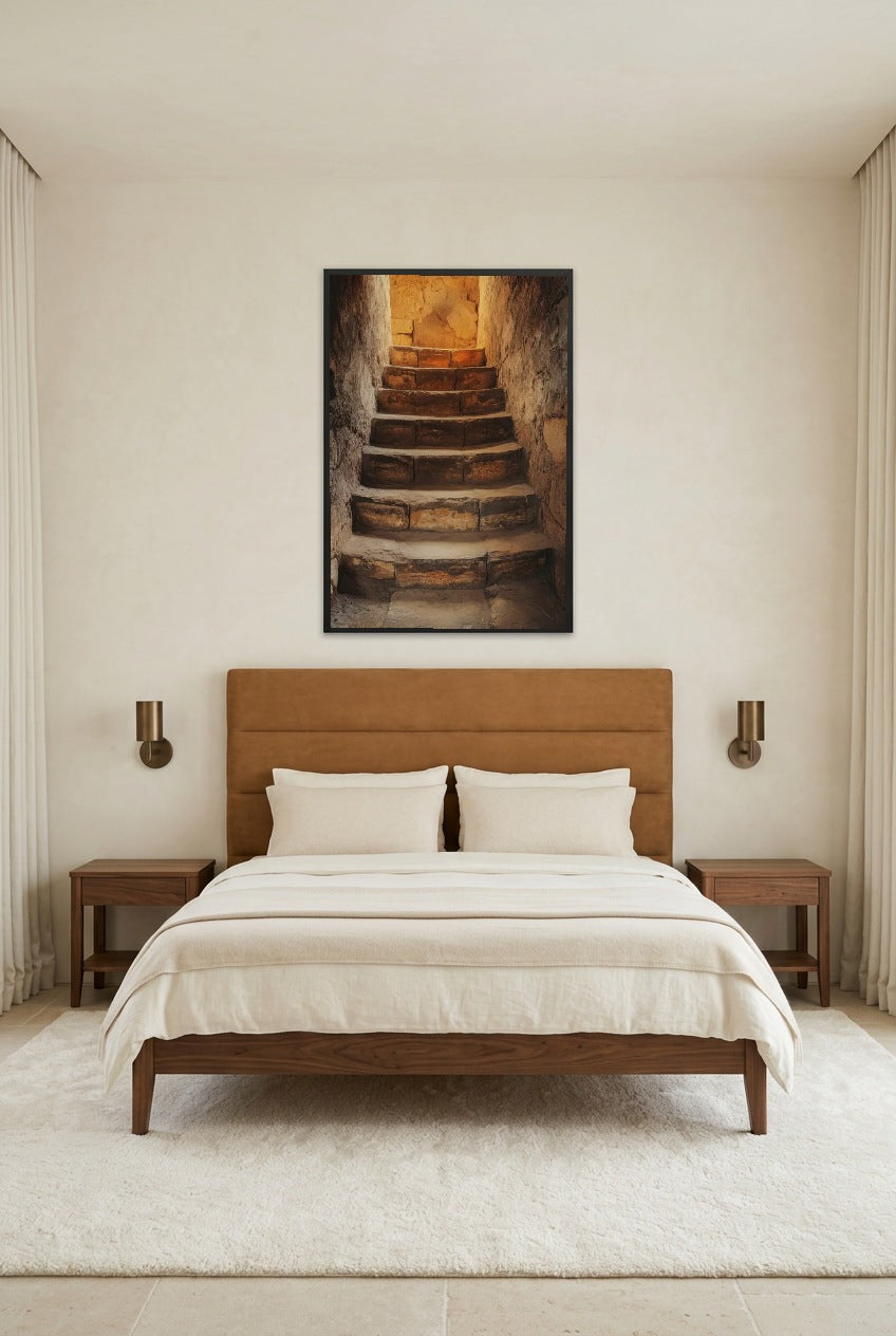L’Ascensione — poster con cornice nera in una camera da letto