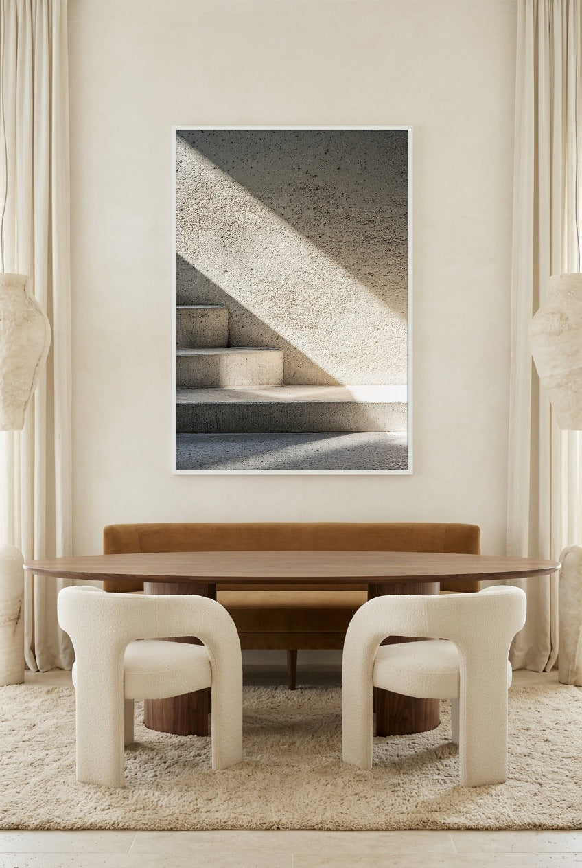 De Schaduw van de Middag — poster in witte lijst in een eetkamer