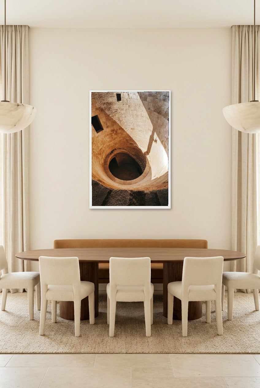 Le Puits — poster com moldura branca numa sala de jantar