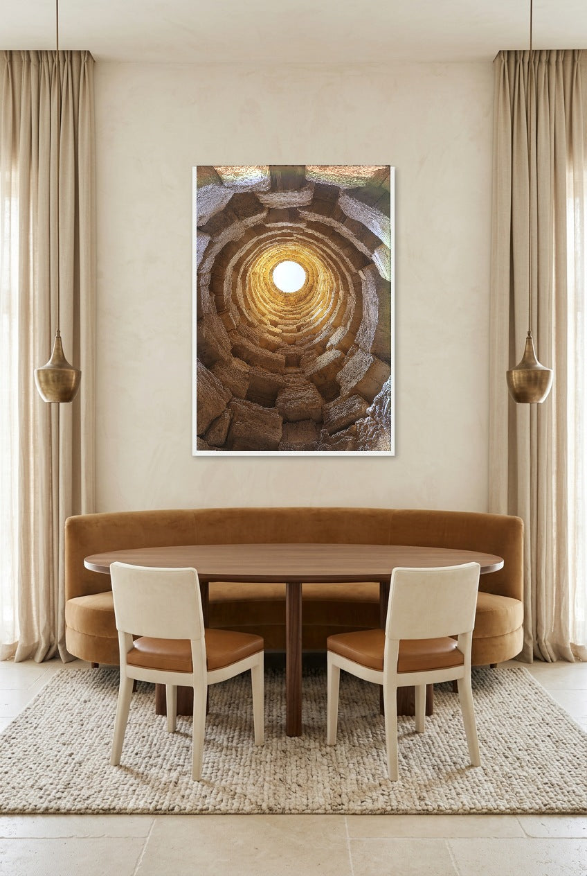 Le Sanctuaire — poster com moldura branca numa sala de jantar