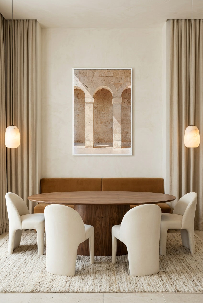Os Três Arcos — poster com moldura branca numa sala de jantar
