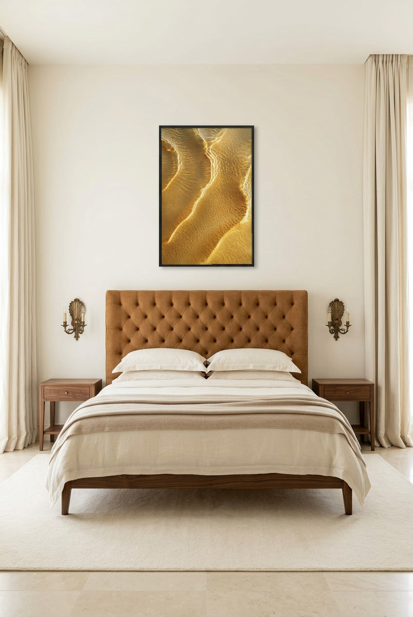 L’Or Du Désert — poster com moldura preta num quarto