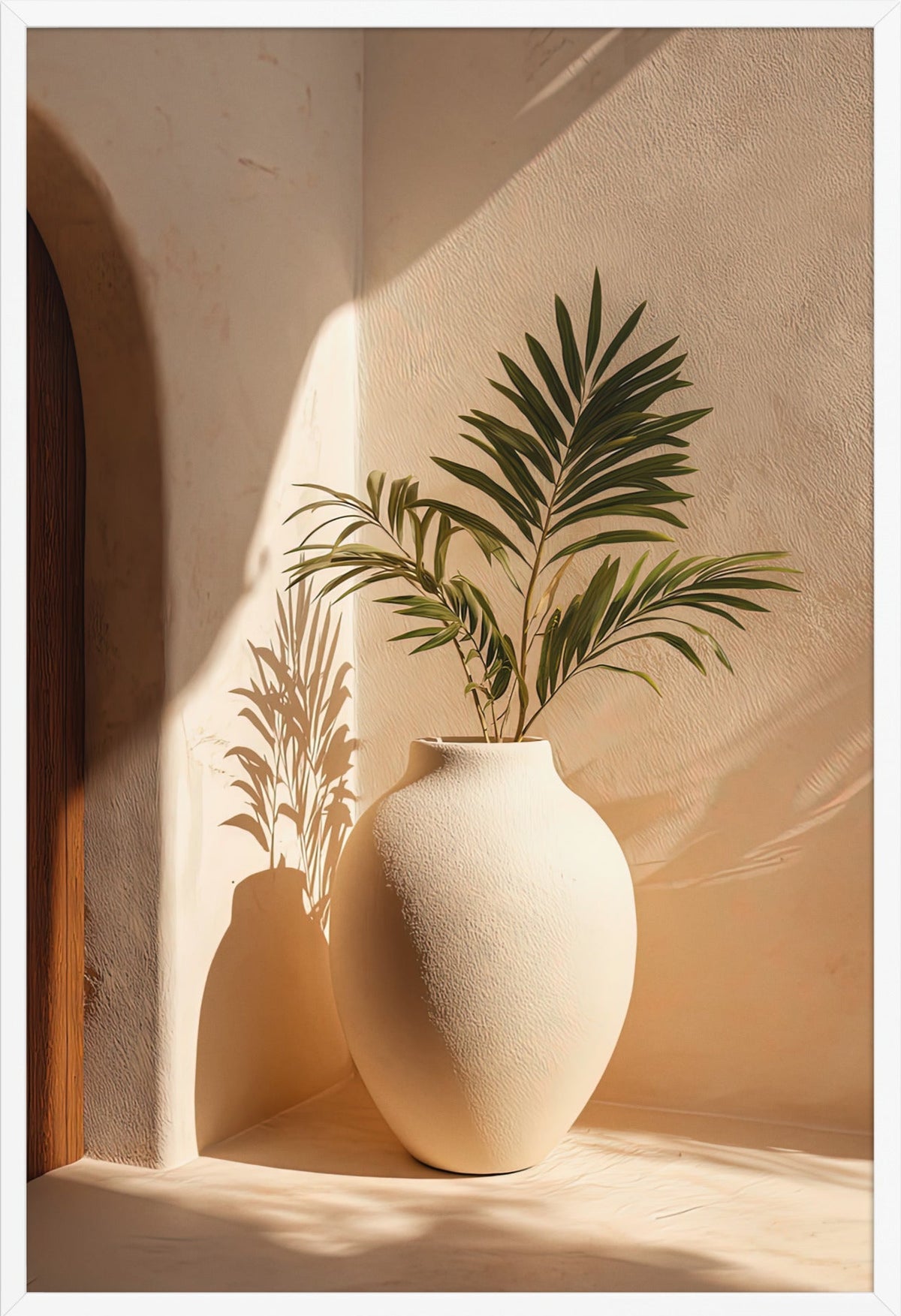 Die Vase unter der Palme — gerahmt in Weiß, 61 × 91 cm