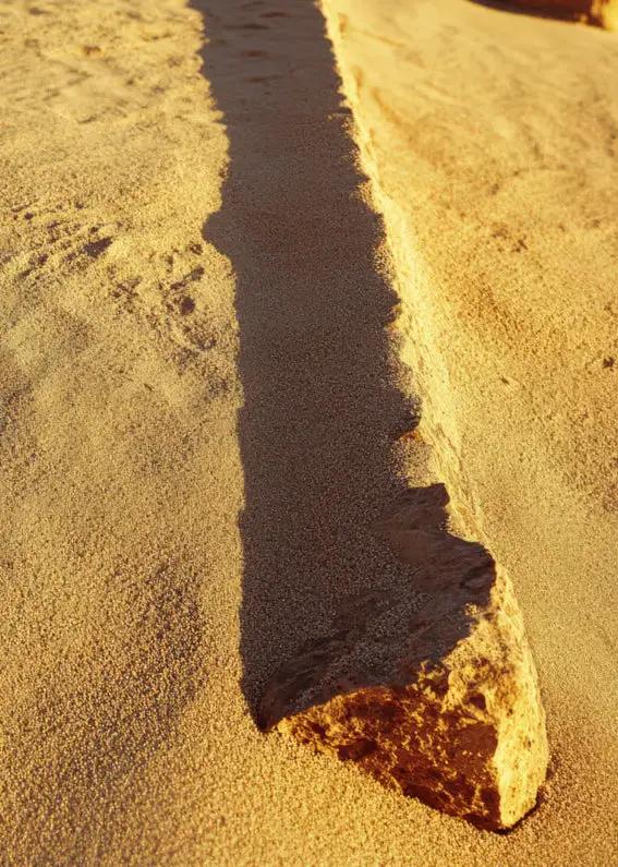 L’Ombre de Pierre — Affiche murale minimaliste sable doré et ombre — affiche murale minimaliste | Cassili-home