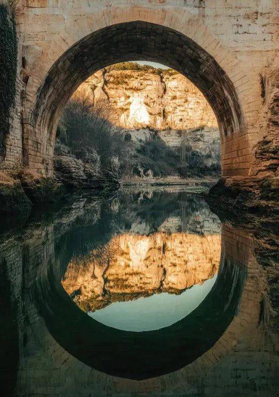 Lo Specchio del Ponte — Poster da parete minimalista verde oro arco riflesso