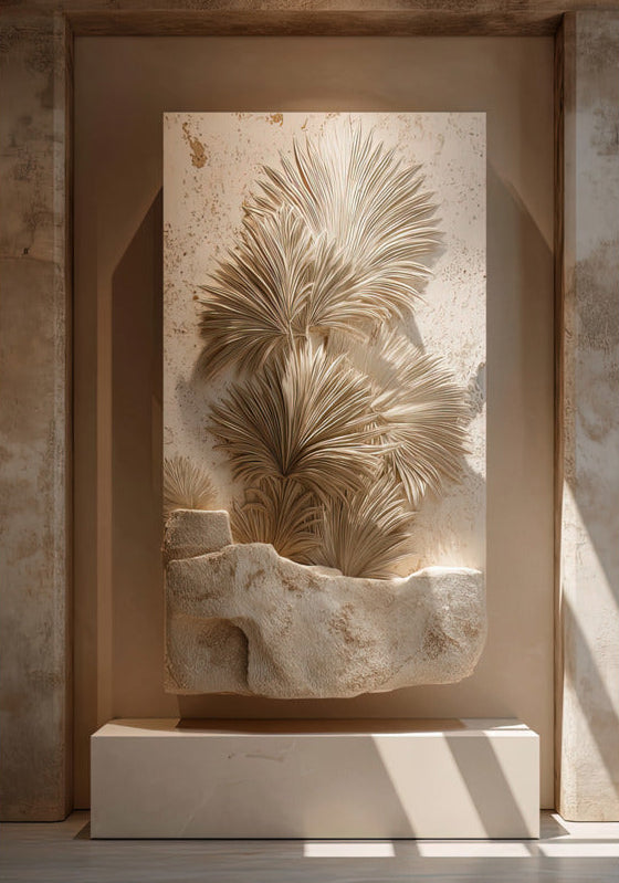 Affisch Stenpalmen — ett solfjäderformat palmblad i basrelief i en ljus skiva, format 70 × 100 cm