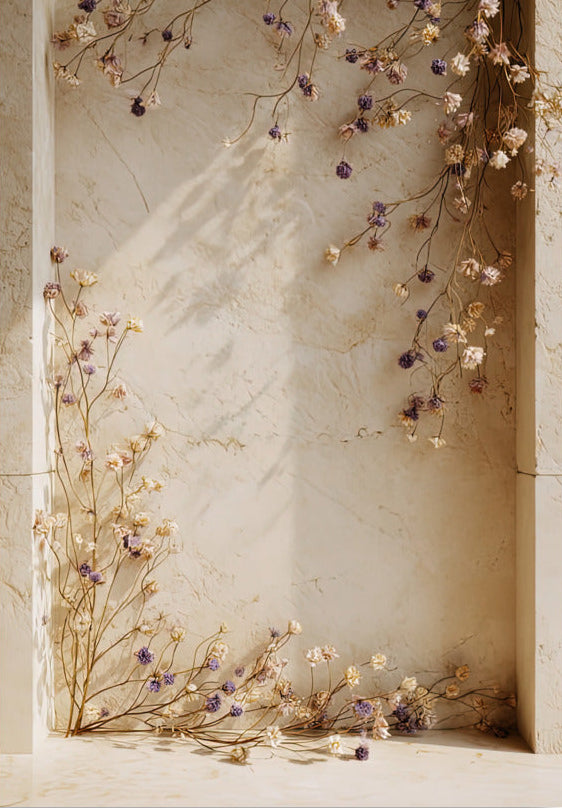Poster Die wilde Girlande — eine Nische aus hellem Stein, eingerahmt von getrockneten Wildblumen, Format 70 × 100 cm
