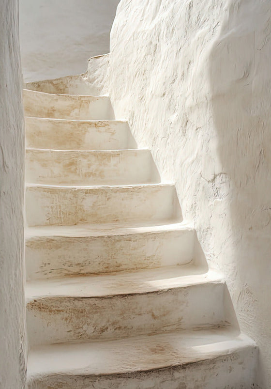 Affiche L’Escalier de Chaux — un escalier de pierre blanchi à la chaux qui monte en tournant, format 70 × 100 cm
