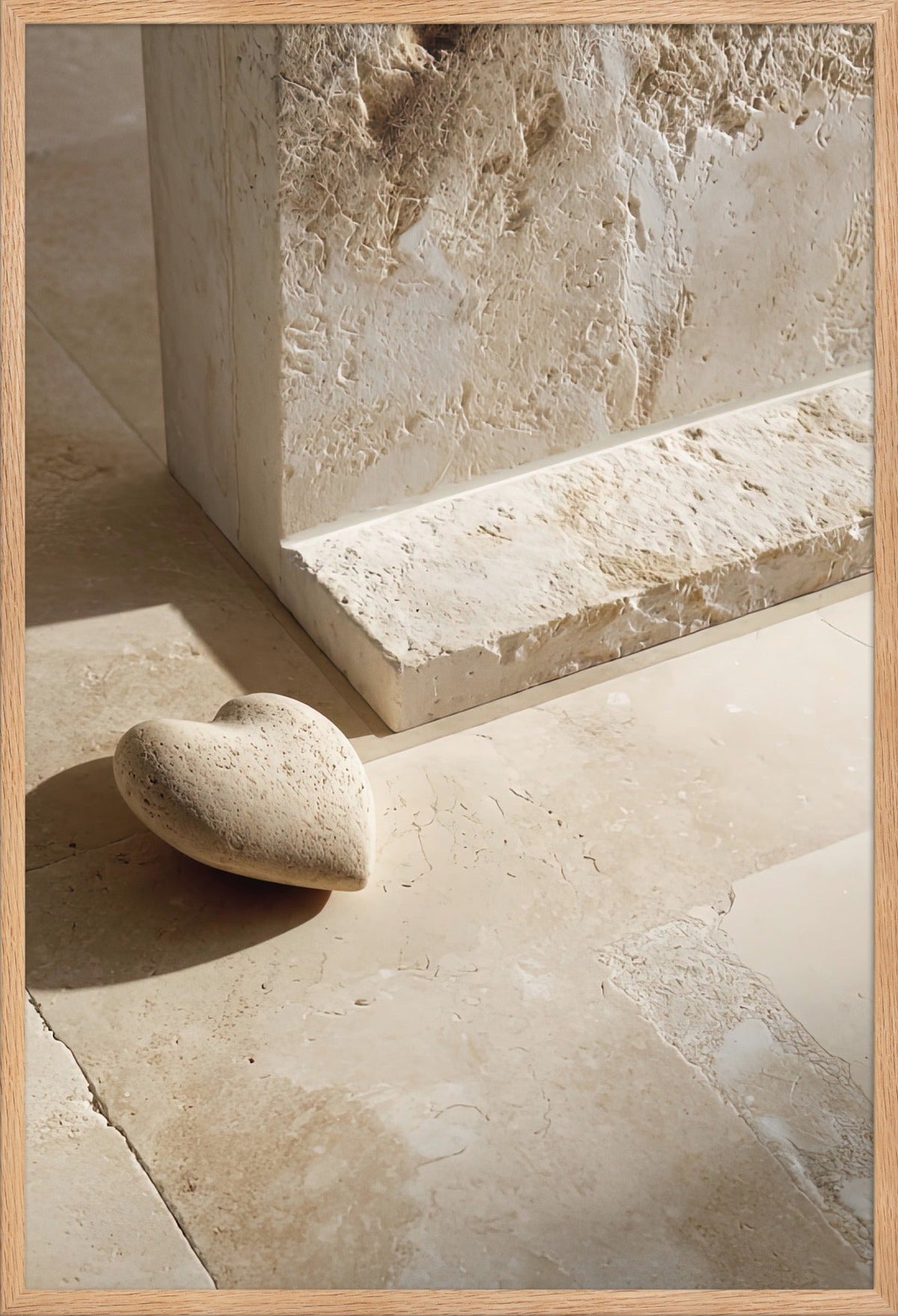 Der herzförmige Kiesel — gerahmt in massiver Eiche, 61 × 91 cm