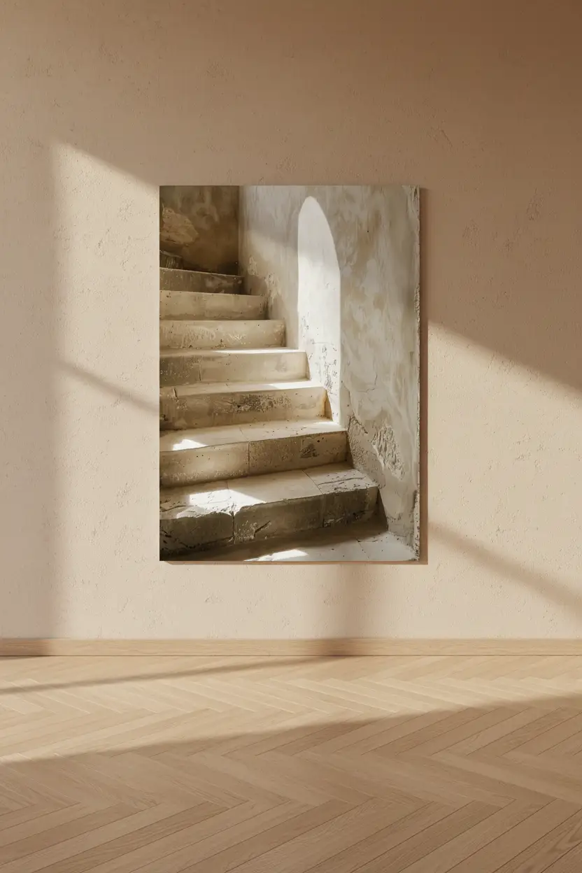 L’Arche de Pierre — Affiche murale minimaliste escalier pierre brute arche lumière architecture, affiche murale minimaliste avec cadre bois, décoration murale salon ou chambre, style méditerranéen